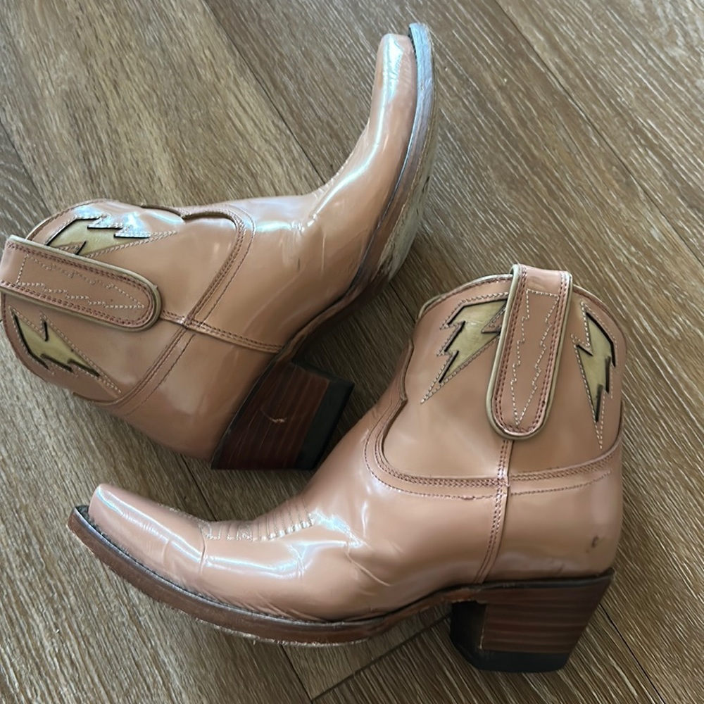 Allen’s Boots pink lightening leather size 6.5
